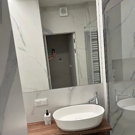 Warsaw Home Suites アパート